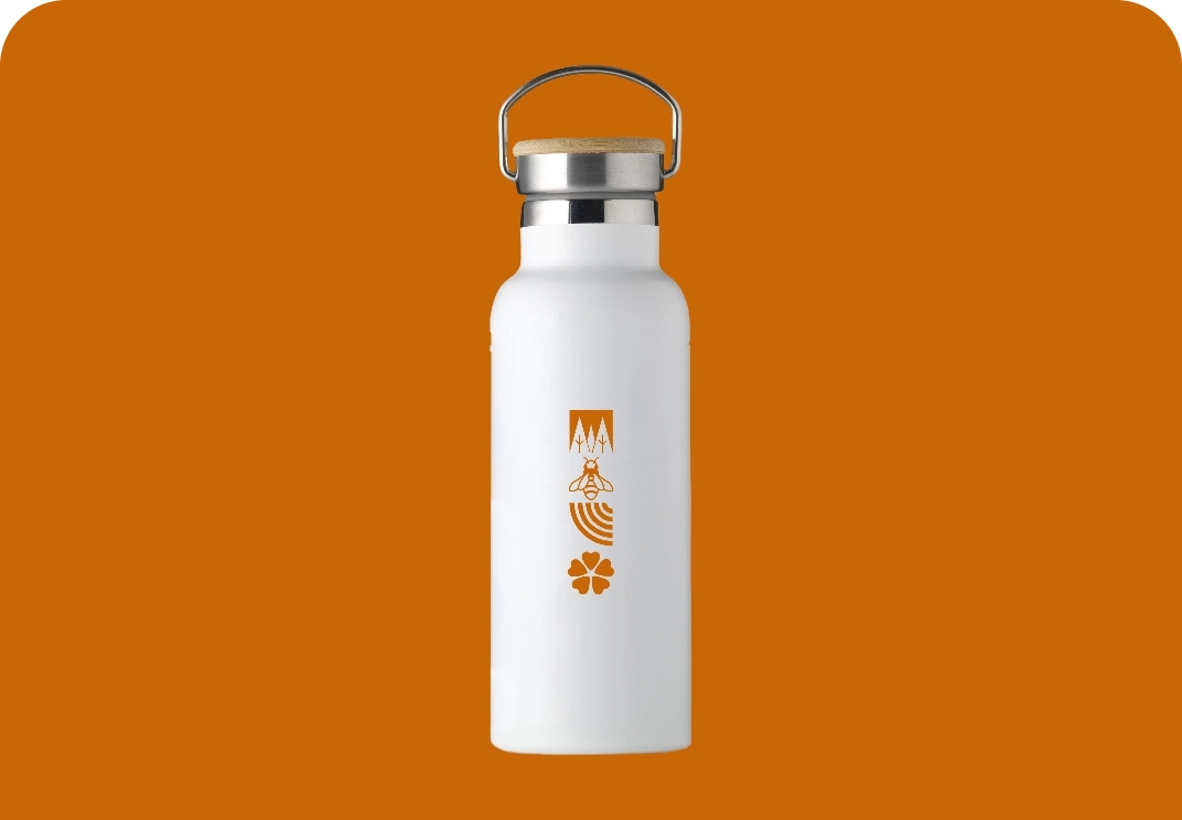 Weiße Trinkflasche mit Tragegriff aus Holz und Edelstahldeckel, orangefarbene Grafik mit Biene und Blumen