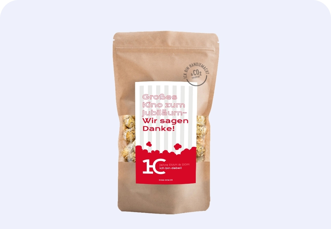 Braune Papiertüte mit Popcorn und Etikett